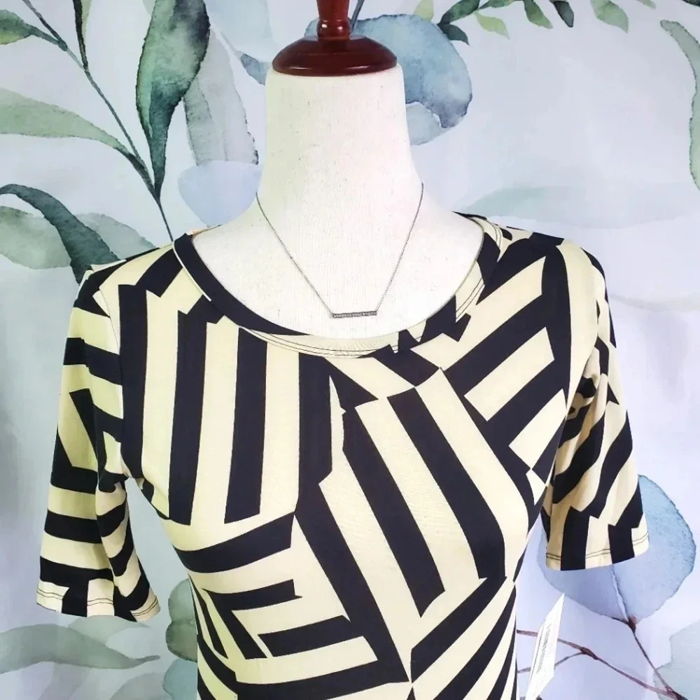 LULAROE | Gigi Fitted Top in Cream Geo sz XS